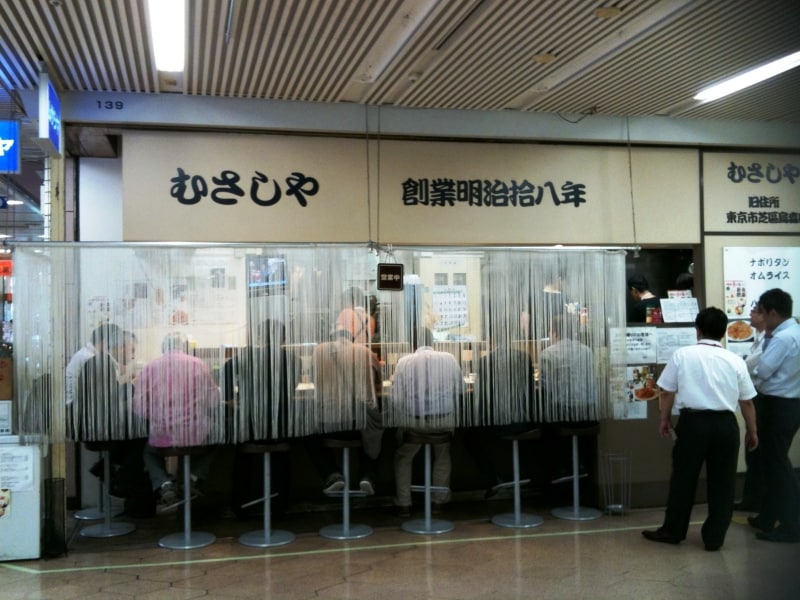 ビル内通路に面した同店